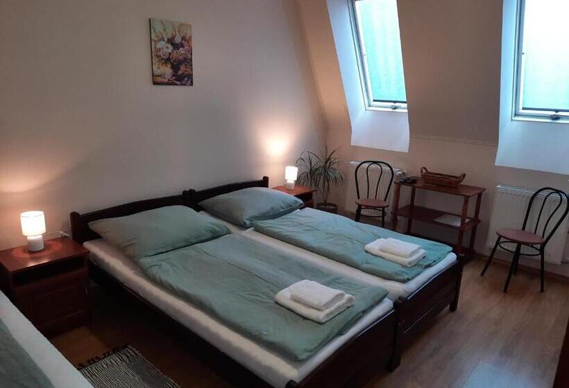 חדר סטנדרט לשלושה, Megálló Wellness Panzió