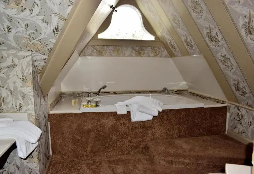 Deluxe Suite King Bed, Yelton Manor Bed And Breakfast