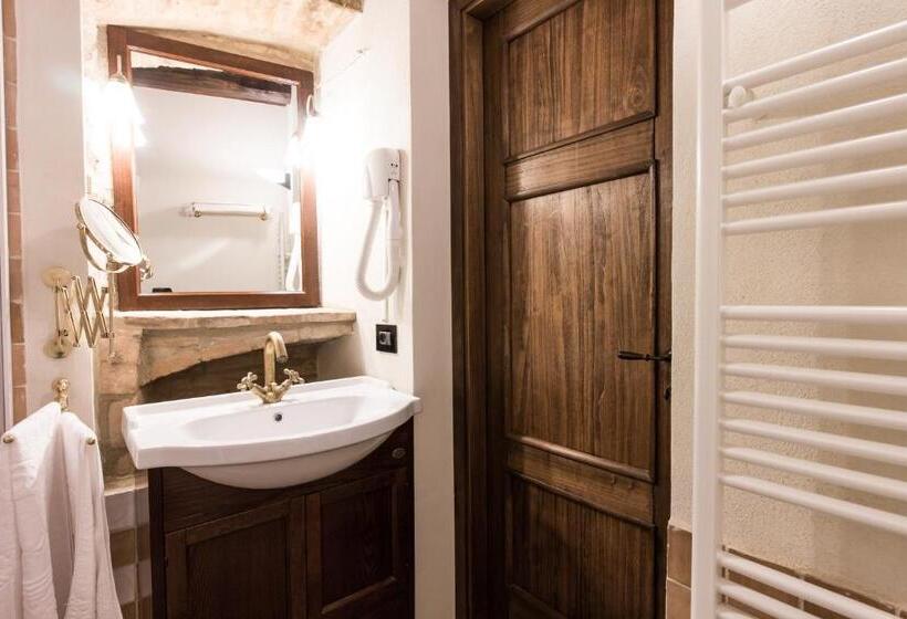 شقة غرفة واحدة, Domus In Castro