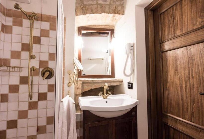 شقة غرفة واحدة, Domus In Castro