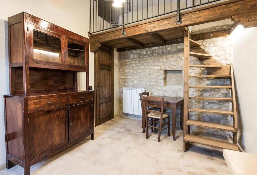 شقة غرفة واحدة, Domus In Castro