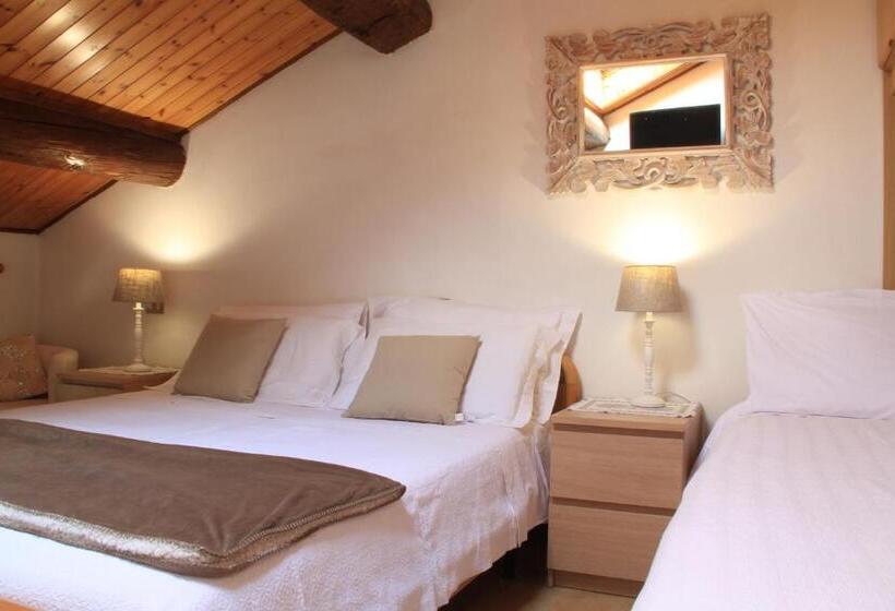 חדר סטנדרט לשלושה, Aurora