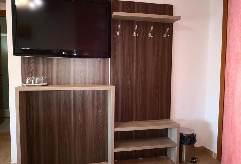 Habitació Estàndard, Raluca