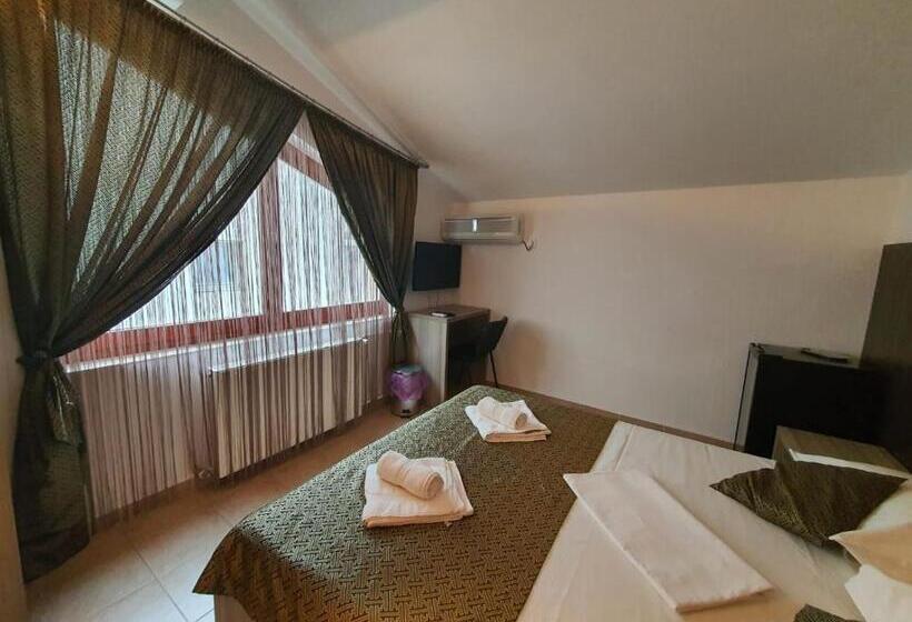 Habitación Estándar Baño Exterior, Raluca