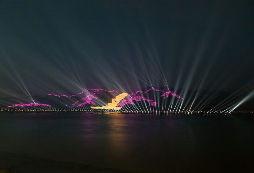 Club Room, Shangri La Wenzhou A Panoramic View Of The River, Adjacent To Wenzhou International Convention And E