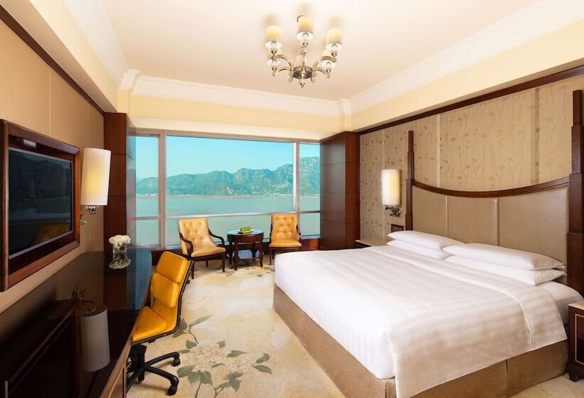 Club Room, Shangri La Wenzhou A Panoramic View Of The River, Adjacent To Wenzhou International Convention And E