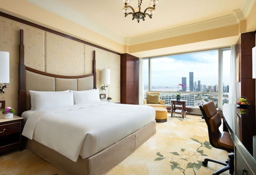 Club Room, Shangri La Wenzhou A Panoramic View Of The River, Adjacent To Wenzhou International Convention And E