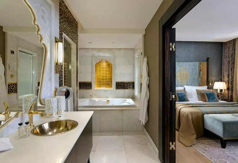 Deluxe Room, Titanic Mardan Palace