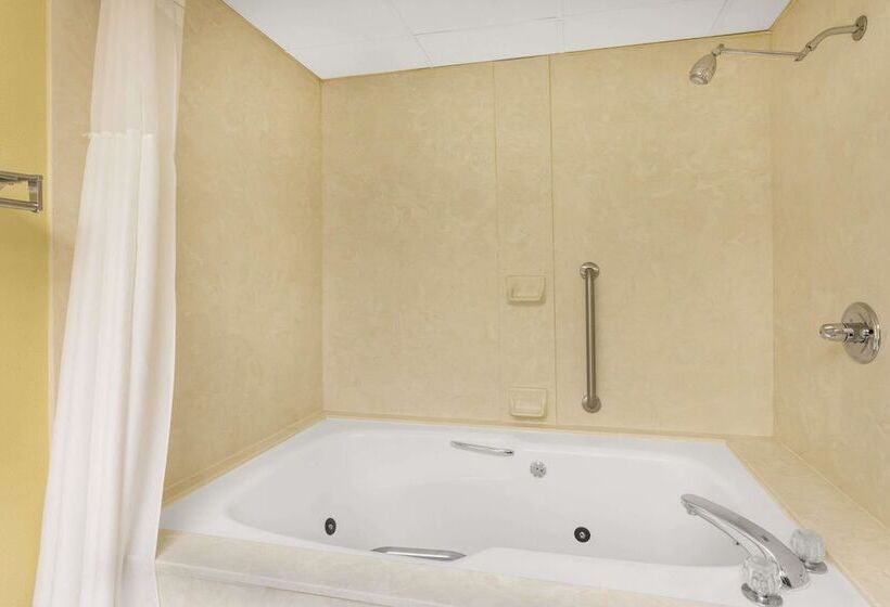 Люкс, Baymont By Wyndham Fayetteville