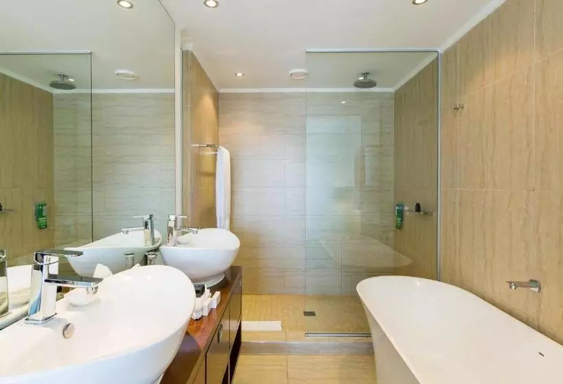 2 Bedroom Deluxe Suite