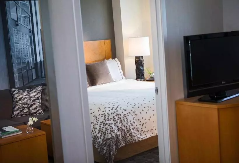 سوئیت با تخت بزرگ, Renaissance Chicago O Hare Suites