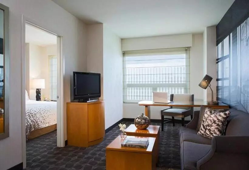 سوئیت با تخت بزرگ, Renaissance Chicago O Hare Suites