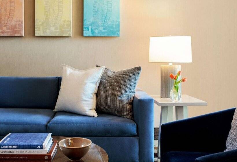 سوییت لوکس, The Royal Sonesta Chicago River North