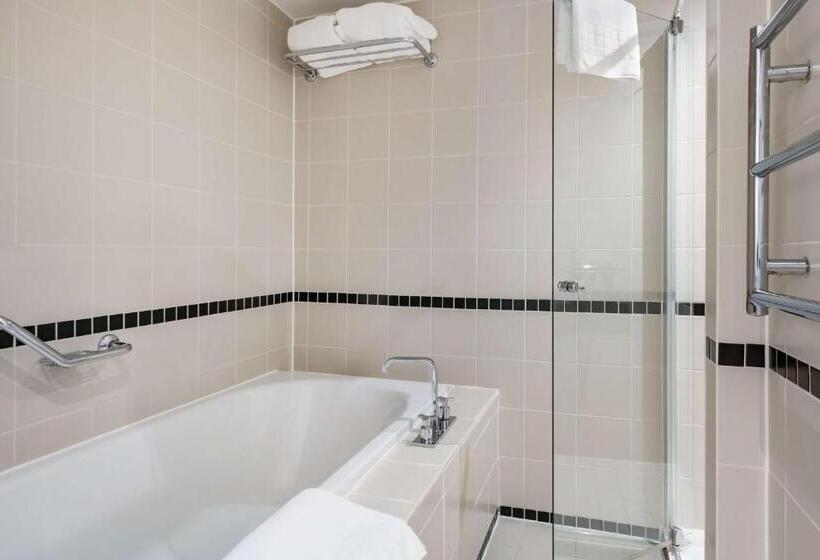 جناح جونيور, Radisson Blu Hotel, Durham