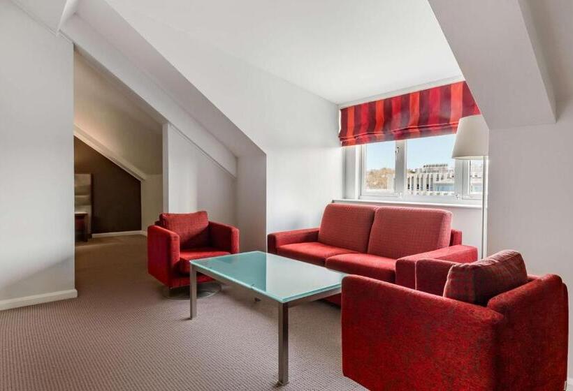 جناح جونيور, Radisson Blu Hotel, Durham