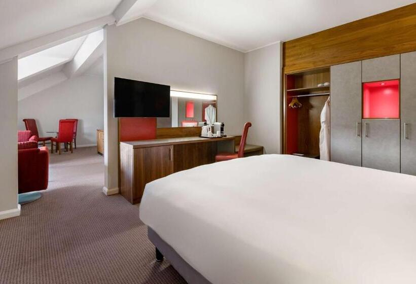 جناح جونيور, Radisson Blu Hotel, Durham