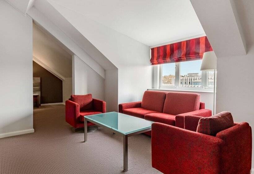 جناح جونيور, Radisson Blu Hotel, Durham