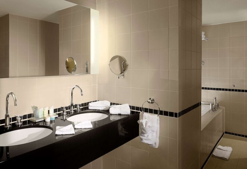 جناح جونيور, Radisson Blu Hotel, Durham