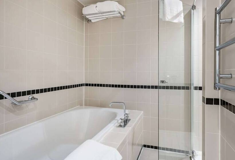 جناح جونيور, Radisson Blu Hotel, Durham