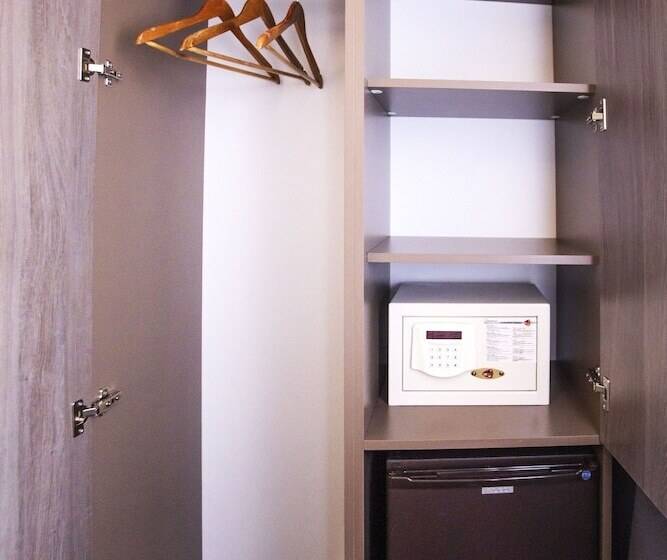 חדר משפחתי, Dara  Oldcity