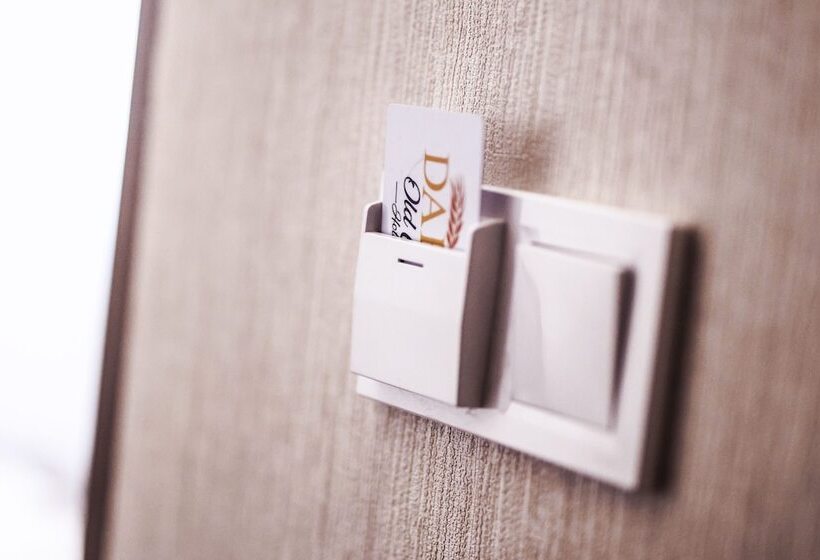 חדר משפחתי, Dara  Oldcity