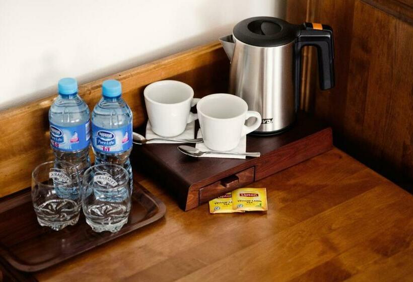 标准单人间, Eden