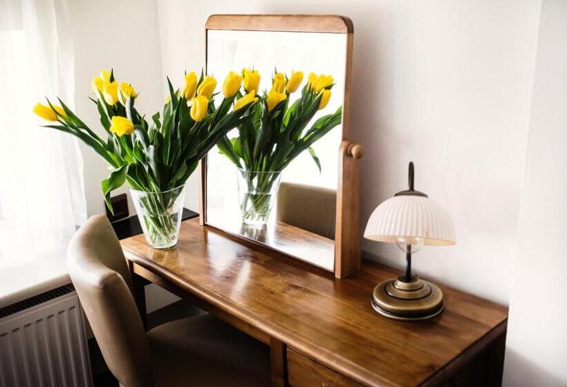 标准三人间, Eden