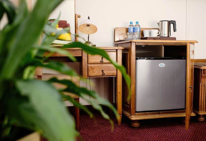 标准三人间, Eden