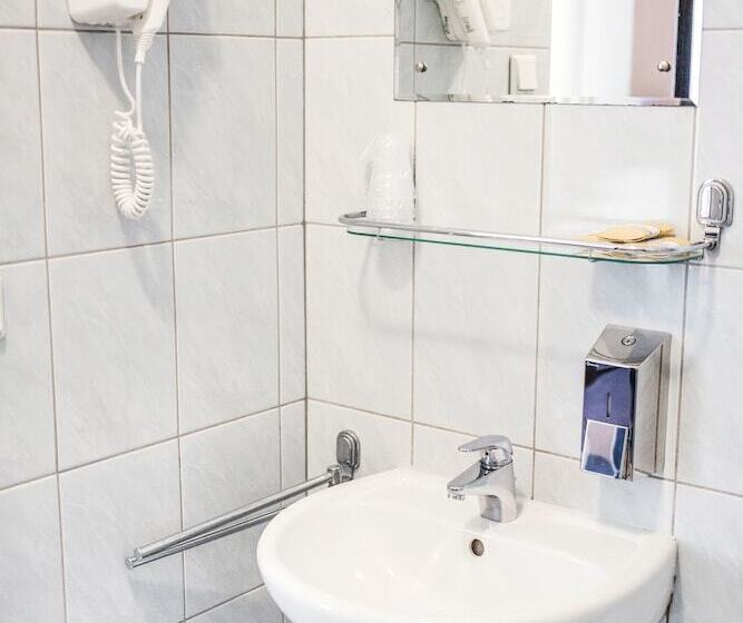 标准三人间, Eden