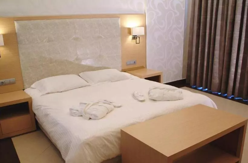 اتاق لوکس با چشم‌انداز باغ, Ionian Emerald Resort