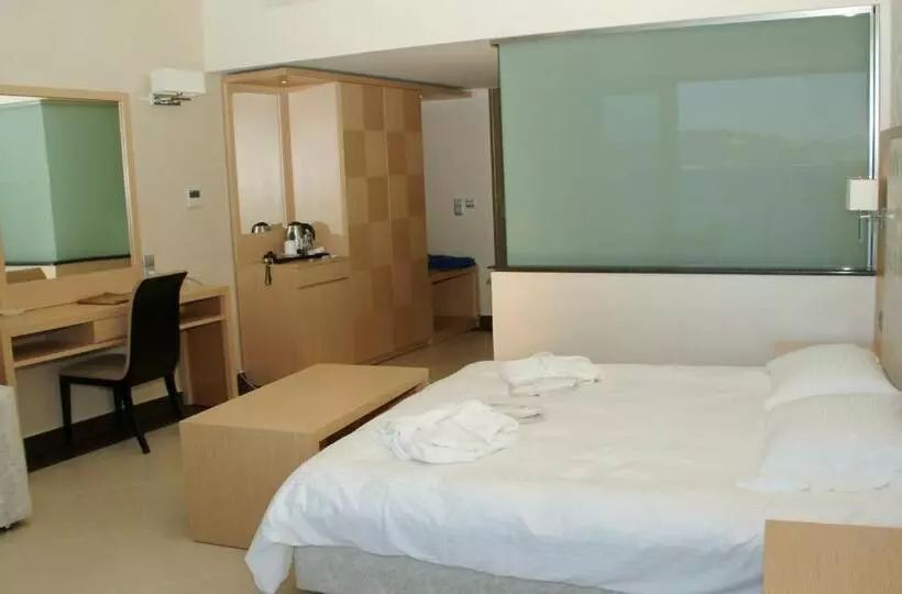 اتاق لوکس با چشم‌انداز باغ, Ionian Emerald Resort