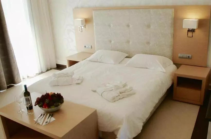 اتاق لوکس با چشم‌انداز باغ, Ionian Emerald Resort