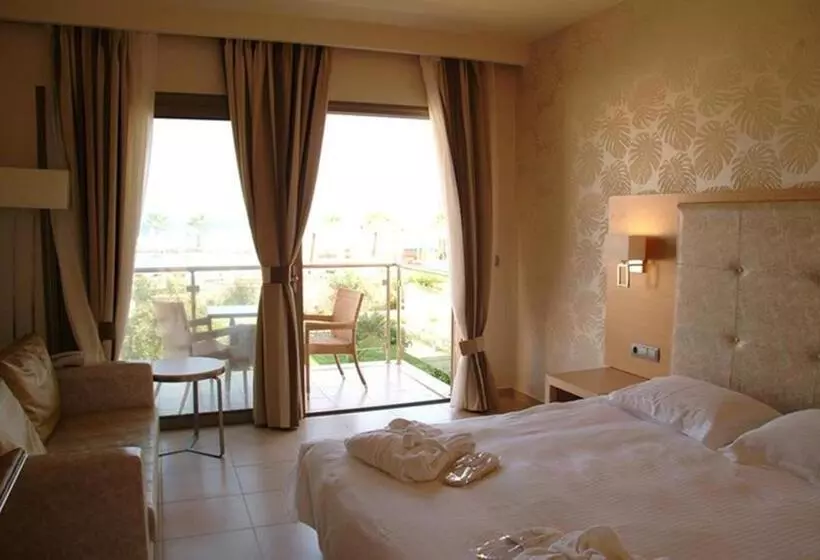 اتاق سوپریور با چشم‌انداز دریا, Ionian Emerald Resort