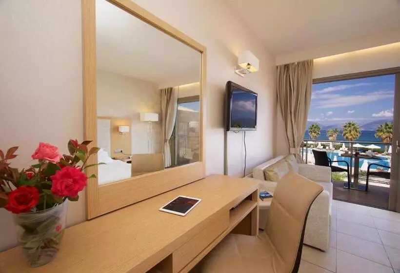 اتاق سوپریور با چشم‌انداز دریا, Ionian Emerald Resort