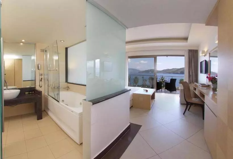 اتاق لوکس با چشم‌انداز دریا, Ionian Emerald Resort