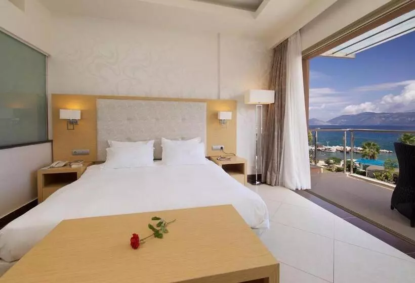 اتاق لوکس با چشم‌انداز دریا, Ionian Emerald Resort