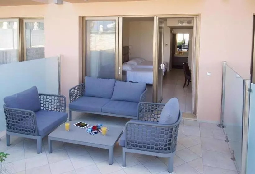 اتاق استاندارد سه تخته با چشم‌انداز باغ, Ionian Emerald Resort