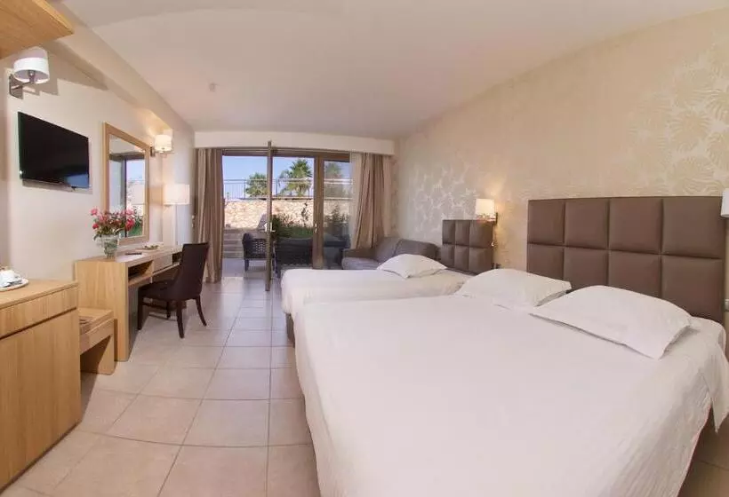 اتاق استاندارد سه تخته با چشم‌انداز باغ, Ionian Emerald Resort