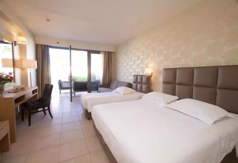 اتاق استاندارد سه تخته با چشم‌انداز باغ, Ionian Emerald Resort