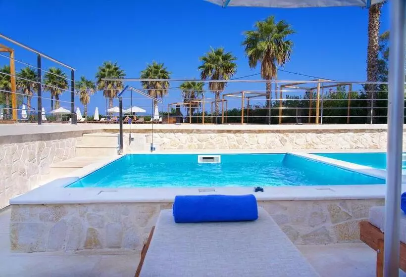 اتاق استاندارد با چشم‌انداز استخر, Ionian Emerald Resort