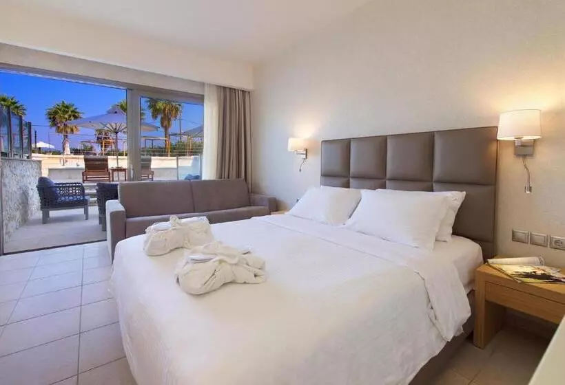 اتاق استاندارد با چشم‌انداز استخر, Ionian Emerald Resort