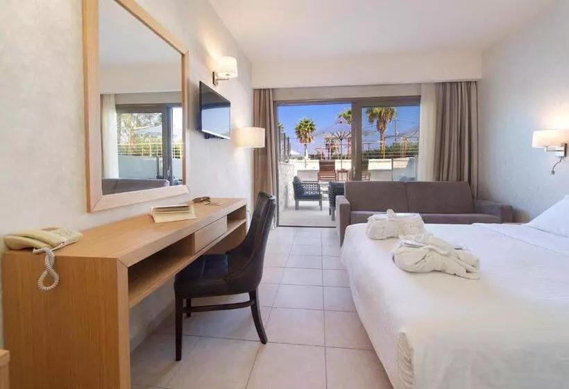 اتاق استاندارد با چشم‌انداز استخر, Ionian Emerald Resort