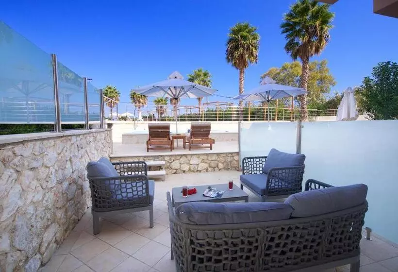 اتاق استاندارد با چشم‌انداز استخر, Ionian Emerald Resort