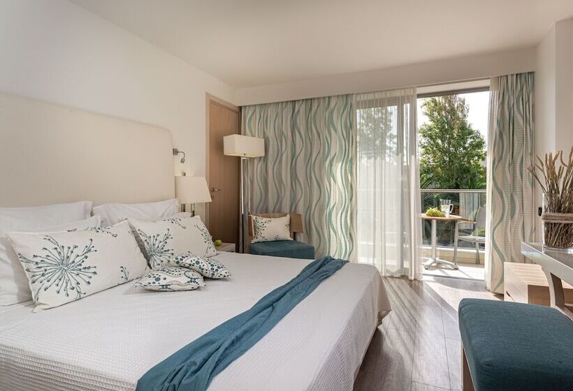 Номер Deluxe Вид на Бассейн, Minos Mare Royal