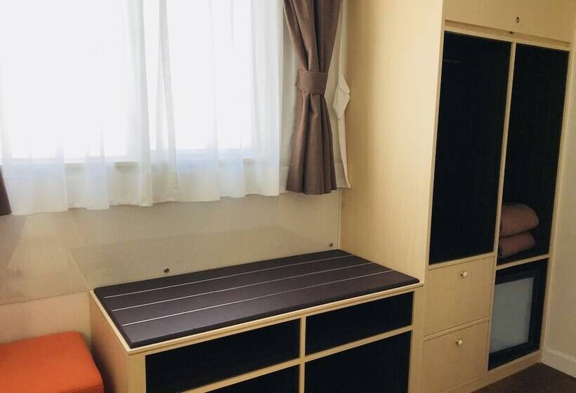 سوییت خانوادگی, West