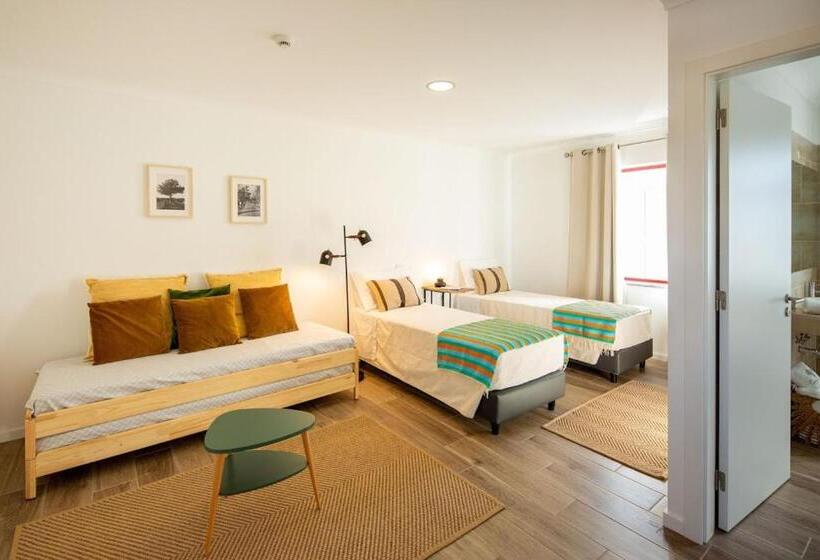 غرفة عائلية, A Casa Da Cerca