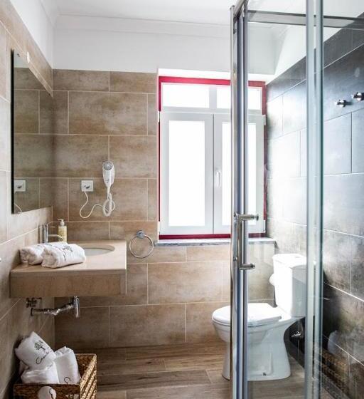 غرفة عائلية, A Casa Da Cerca