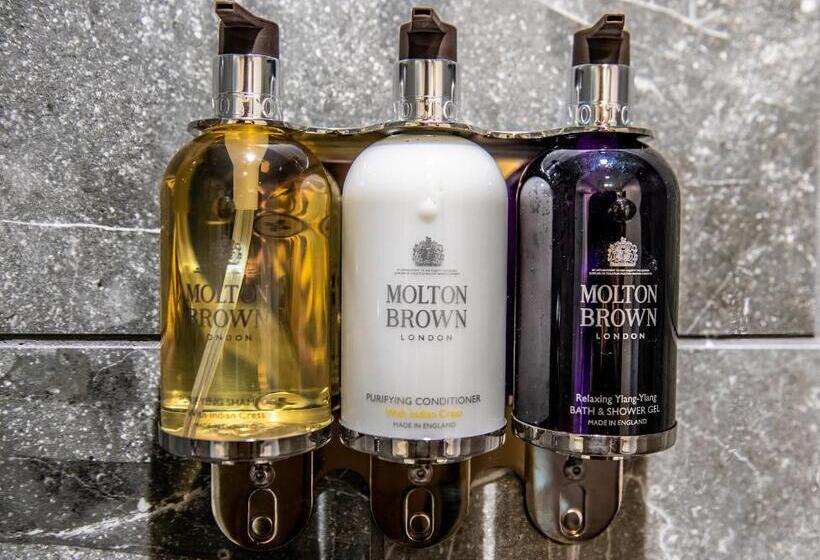 إستديو قياسى مزود بشرفة, Oaks On The River