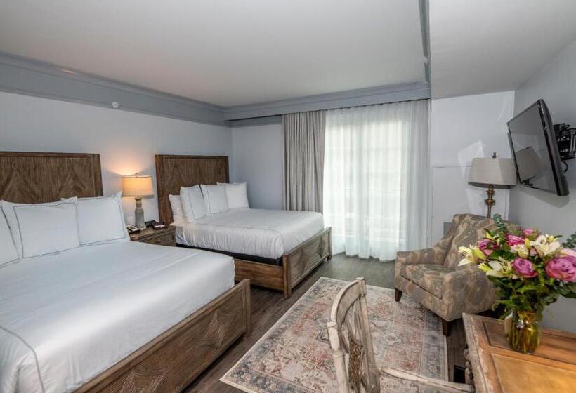 غرفة قياسية مزوَّدة بشُرفة, Oaks On The River