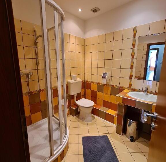 标准三人间, István Parkhotel és Gasztrofarm